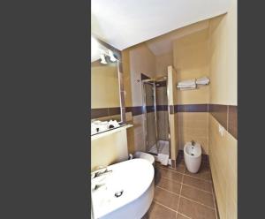 a bathroom with a sink and a shower and a toilet at Urbana 33 in Rome