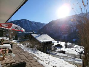 Elle offre une vue sur une montagne enneigée depuis sa terrasse. dans l'établissement Haus Nannerl, à Sankt Jakob im Lesachthale