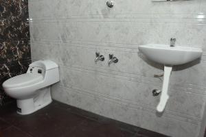 Koupelna v ubytování Arunaachalaa Inn + 37 fotografií