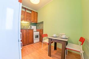 モスクワにあるLux-Apartments Павла Андреева,28のキッチン(テーブル、椅子付)