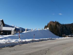 una pila de nieve al costado de un camino en Haus Nannerl, en Sankt Jakob im Lesachtal