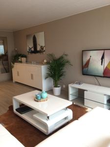 a living room with a white coffee table at Zonnestraal 0302 in Nieuwpoort