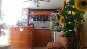a store with a sunflower vase and a counter at Hospedaje San Pedro Tacna in Tacna