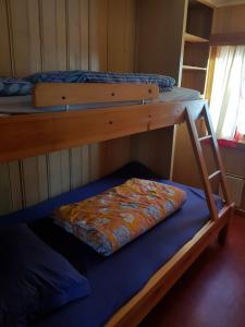 Knutebu Two-Bedroom Cottage في جيلو: سرير بطابقين مع وسادة على السرير السفلي