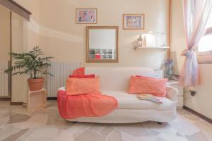 A seating area at Apartment Pink21