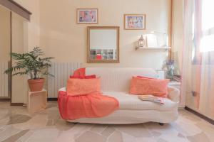 A seating area at Apartment Pink21