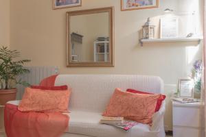 A seating area at Apartment Pink21