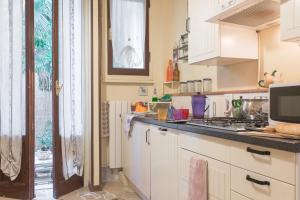 A kitchen or kitchenette at Apartment Pink21