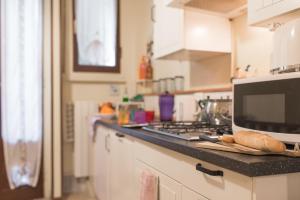 A kitchen or kitchenette at Apartment Pink21