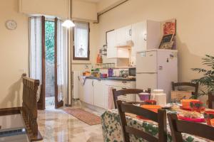 A kitchen or kitchenette at Apartment Pink21