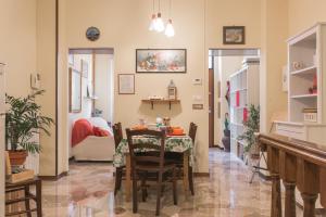 A seating area at Apartment Pink21