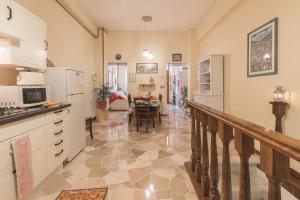 A kitchen or kitchenette at Apartment Pink21