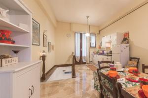 A kitchen or kitchenette at Apartment Pink21