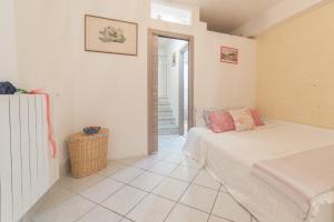 A bed or beds in a room at Apartment Pink21