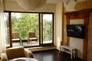 Apartament na Solnej z widokiem في كيلسي: غرفة معيشة مع نافذة كبيرة وتلفزيون