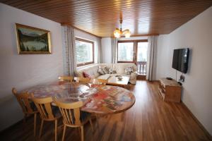 uma sala de estar com uma mesa e cadeiras e um sofá em Ferienhaus Frei 1 Hinterzarten em Hinterzarten