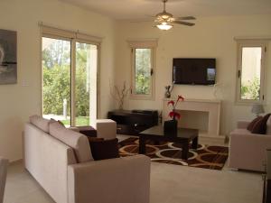 un soggiorno con divano e TV di Aphrodite Sands Resort a Mandria