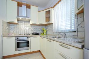 Kuchyň nebo kuchyňský kout v ubytování Apartments Ana