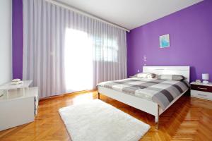 Postel nebo postele na pokoji v ubytování Apartments Ana