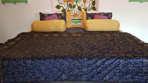 
Llit o llits en una habitació de Hari Niwas Guest House
