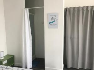 Koupelna v ubytování Appartement Les Acanthes 2ch Poitiers centre + 5 fotografií
