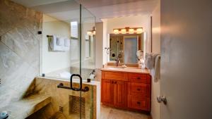 Maui Kai Condos - No Resort Fees的一间浴室