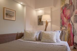 En eller flere senger på et rom på Acropolis Quiet Apartment