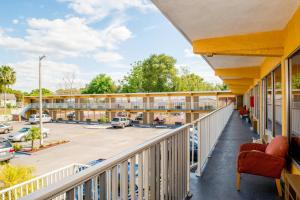 Elle dispose d'un balcon avec vue sur un bâtiment doté d'un parking. dans l'établissement Lakeview Motel, à Lakeland