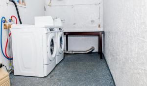 Una lavadora blanca en una habitación con pared en Lakeview Motel en Lakeland