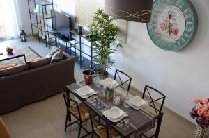 - un salon avec une table et un canapé dans l'établissement Casa Marinero with Private Pool, à Puerto del Rosario