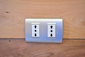 a light switch sitting on a wooden floor at B&B y Cabañas Cerro Castillo in Villa Cerro Castillo