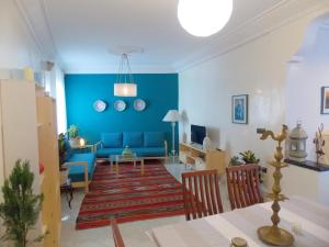 - un salon avec un canapé bleu et une table dans l'établissement Dar lhadja, à El Jadida