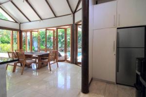 a kitchen and dining room with a table and chairs at Ningaloo Villa in Gili Trawangan