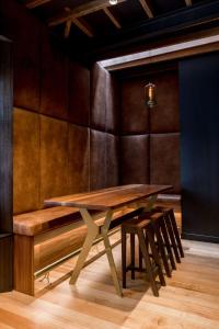 comedor con mesa de madera y banco en 105 Mac Unique Apartments, en Hobart 18 fotos más