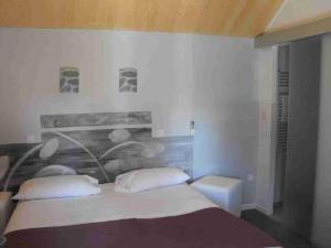 Ένα ή περισσότερα κρεβάτια σε δωμάτιο στο Logis Hôtel Restaurant Les Capucins