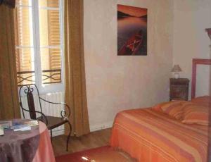 Ένα ή περισσότερα κρεβάτια σε δωμάτιο στο Logis Hôtel Restaurant Les Capucins