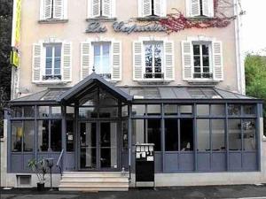 ein Gebäude mit einem großen blauen und weißen Gebäude in der Unterkunft Logis Hôtel Restaurant Les Capucins in Avallon