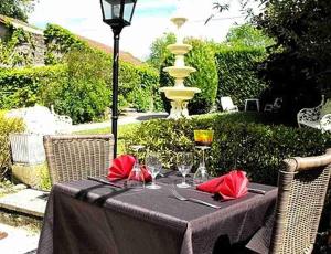Κήπος έξω από το Logis Hôtel Restaurant Les Capucins