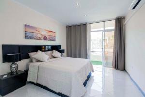 Luxury Appartements Playa Paraisoにあるベッド
