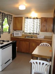 Majoituspaikan Hana Maui Vacation Rentals "HOME" Hana Hale keittiö tai keittotila