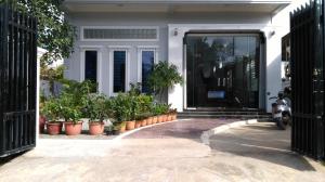 Anou Home - Guesthouse في سيام ريب: باب امام بيت فيه نباتات في قدور