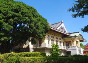 台南的住宿－廣角民宿 ，前面有一棵树的老房子