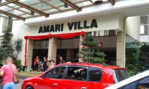 un coche rojo estacionado frente a una villa amazona en 3 Bedrooms at Lagoon Park Resort en Melaka