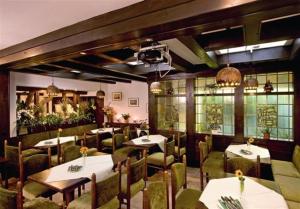 a restaurant with tables and chairs in a room at Onkel Tom`s Hütte in Göttingen