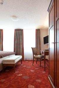um quarto de hotel com uma cama, uma cadeira e uma secretária em Zu den Drei Linden em Wermelskirchen