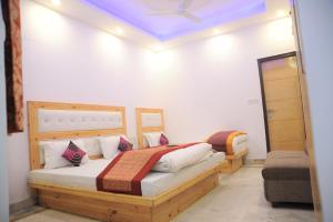 Letto o letti in una camera di Hotel Delhi Fantastic near New Delhi Train Station