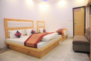Letto o letti in una camera di Hotel Delhi Fantastic near New Delhi Train Station