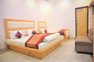 1 dormitorio con 1 cama grande y 1 sofá en Hostel Delhi Fantastic near New Delhi Train Station, en Nueva Delhi
