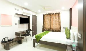 Hotel Habitat Comforts tesisinde bir odada yatak veya yataklar