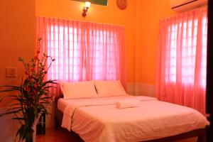 En eller flere senge i et værelse på Eco-Home Siem Reap Homestay